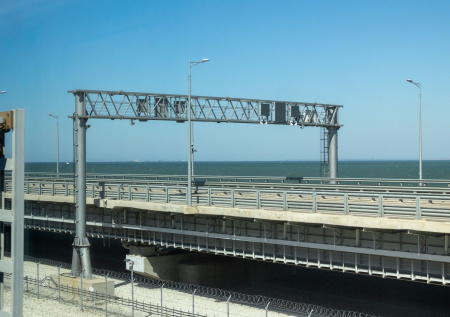 Рвущимся на море туристам дали «зеленый свет» на Крымском мосту