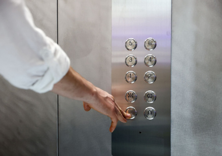 Лифт с людьми рухнул в шахте многоэтажки