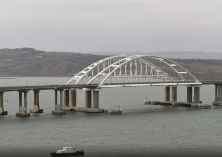 На Крымском мосту перекрыли движение транспорта