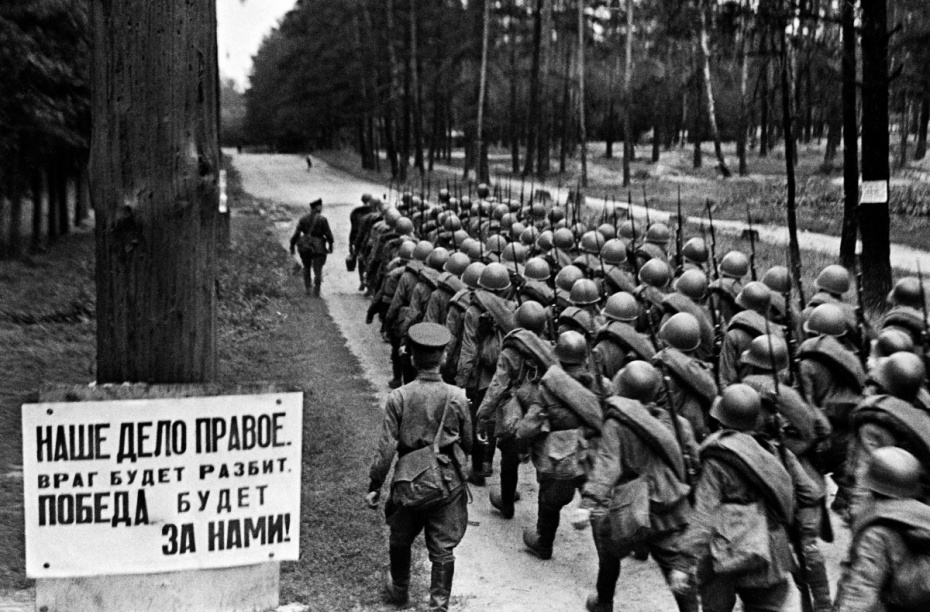 Колонны бойцов движутся на фронт. Москва, 1941 год