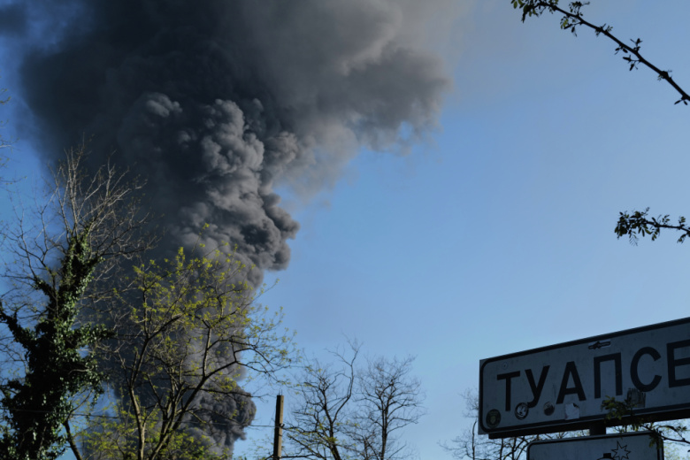 Пожар в Туапсе после атаки ВСУ
