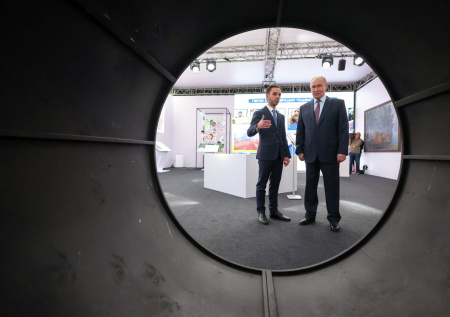 Путину показали копию трубы с операции «Поток»