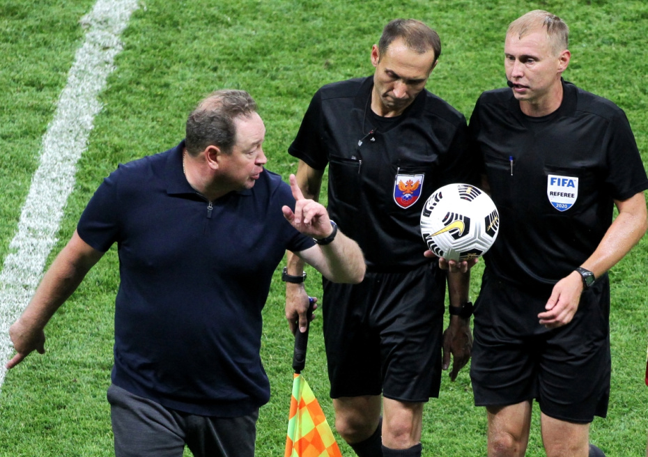 Леонид Слуцкий в матче 1-го тура чемпионата РПЛ между командами ФК «Рубин» и ФК «Локомотив», 2020 год