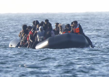 Сын британского медиамагната предложил жестокий способ борьбы с мигрантами