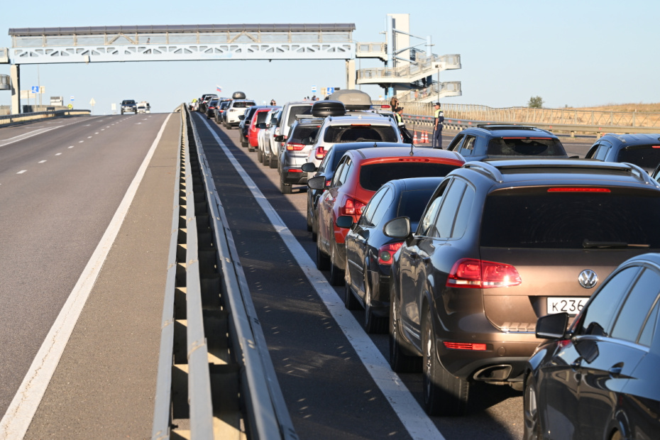 Автомобильная пробка перед Крымским мостом