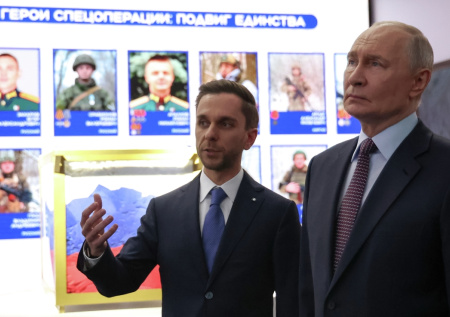 Путин: малые народы России плечом к плечу сражаются в зоне СВО