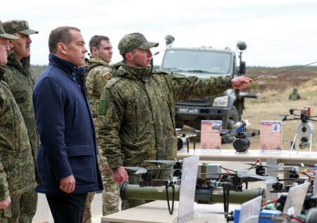 Медведев заявил, что в будущем «рой дронов» перестанет быть проблемой