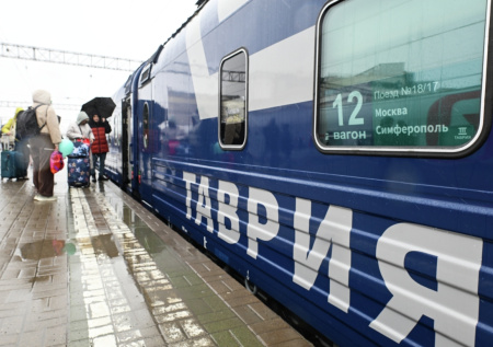 Девять поездов в Крым и обратно задерживаются из-за перекрытия моста