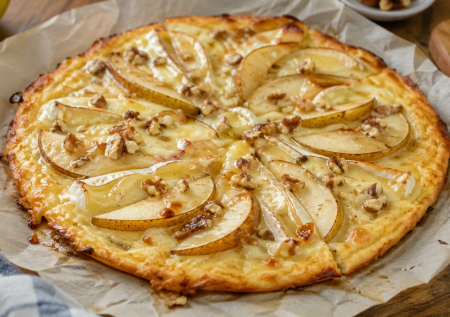 Беру пачку творога и грушу: от этой «пиццы» в восторге все — на подготовку 7 минут