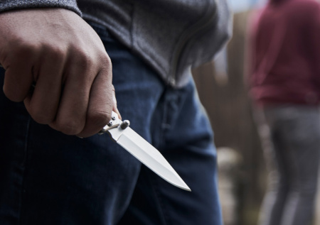 В школе неизвестный напал с ножом и ранил пятерых человек