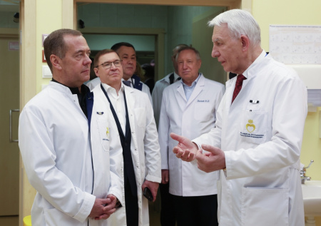 Медведев пошутил о почерке врачей
