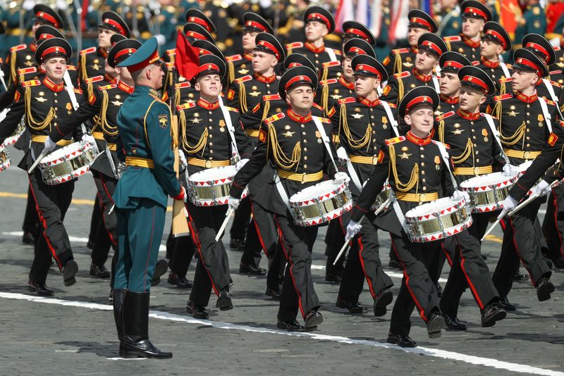 Военнослужащие парадных расчётов во время парада на Красной площади, посвящённого Победе в Великой Отечественной войне