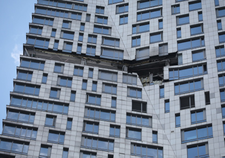 Последствия атаки БПЛА на дом в Москве сняли на видео