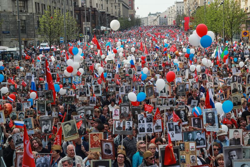Участники акции памяти «Бессмертный полк» на Тверской улице во время шествия в День Победы
