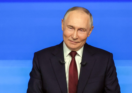 Путин наградил 17 многодетных семей из 15 регионов