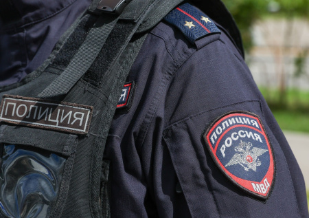 Воры бросились с ножом на охранника за требование оплатить коньяк и икру