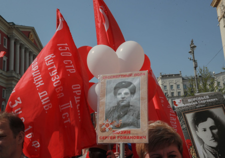 Украинцы в масках напали на участников «Бессмертного полка» в Амстердаме