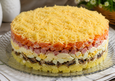 Вкусный салат с копчёной колбасой и картошкой — простой, слоёный и очень сытный