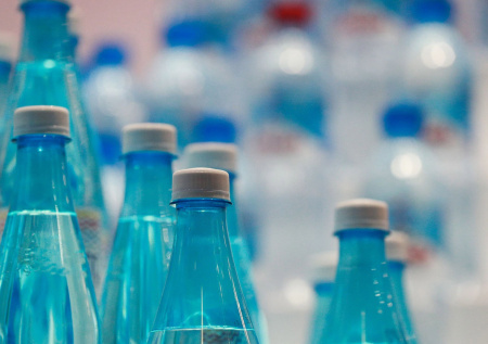 Продажу более 100 тыс. бутылок опасной минералки заблокировали в России