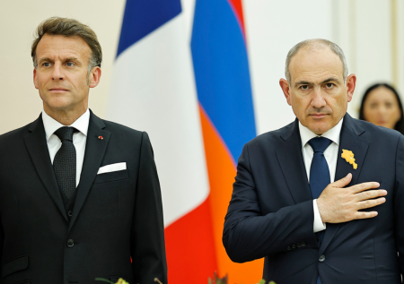 Макрона призвали заняться Францией вместо встреч с Пашиняном в Ереване