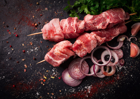 Как долго мариновать мясо для сочного шашлыка: топ-3 рецептов