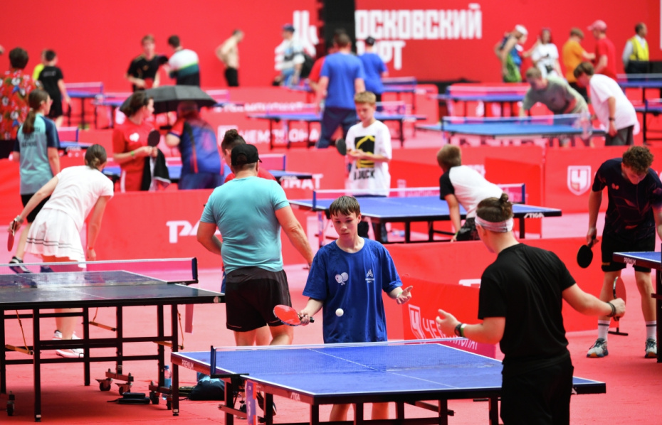 Участники Фестиваля настольного тенниса на открытой арене спорткомплекса «Лужники» в Москве