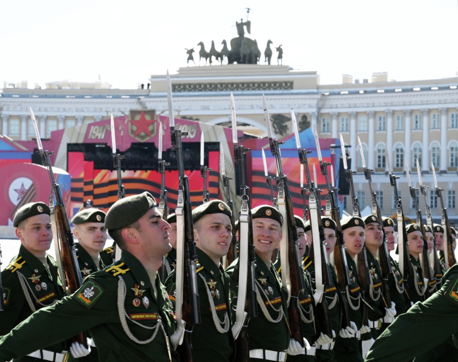 Военнослужащие парадных расчетов на военном параде на Дворцовой площади в Санкт-Петербурге