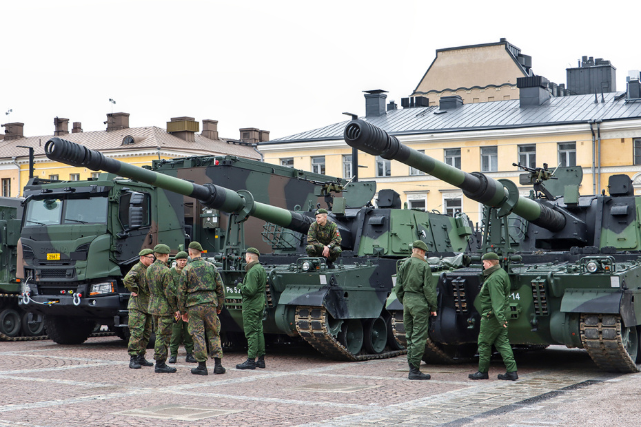 Солдаты и военная техника ВС Финляндии в Хельсинки