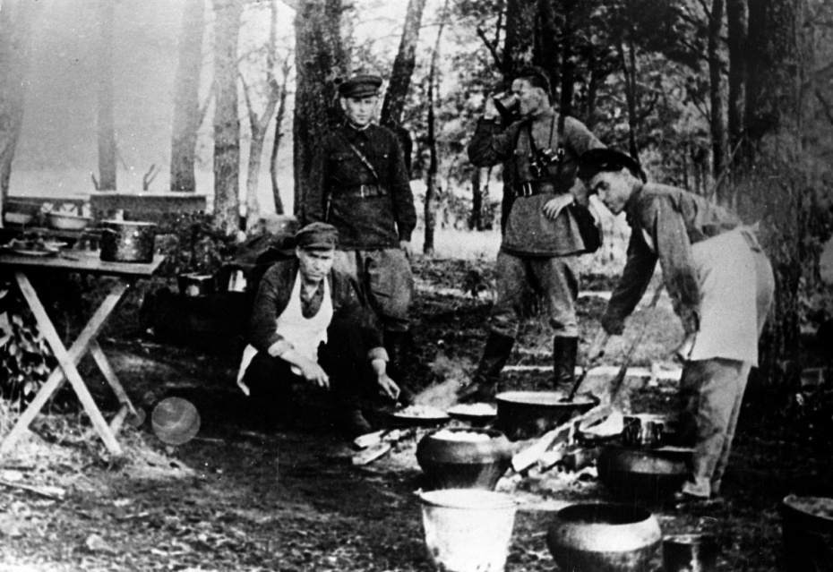 Полевая кухня в партизанском отряде