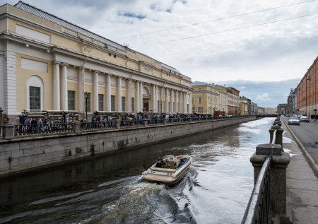 Катер врезался в опору моста в Санкт-Петербурге