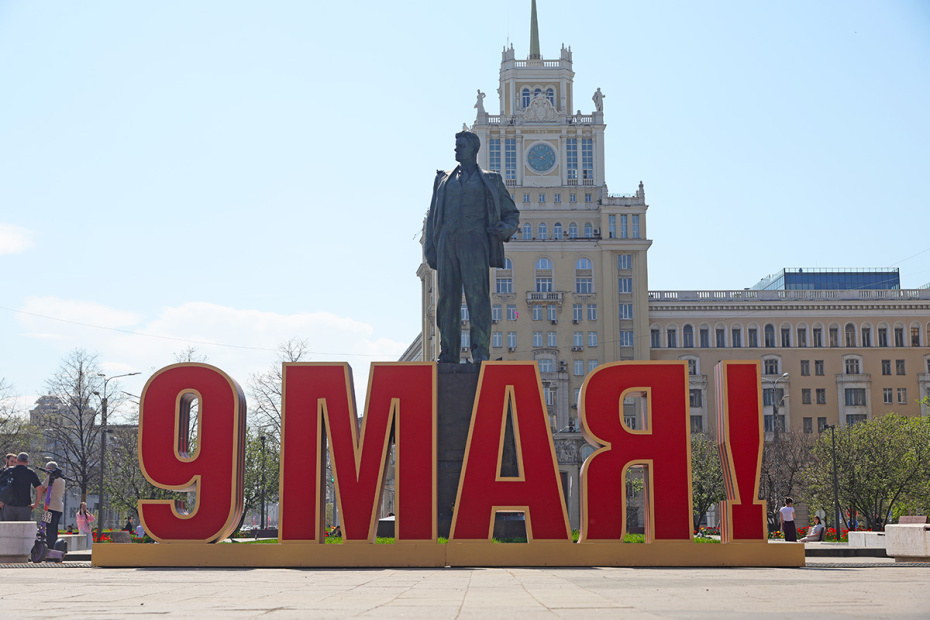Оформление к празднованию Дня Победы у памятника Владимиру Маяковскому в Москве