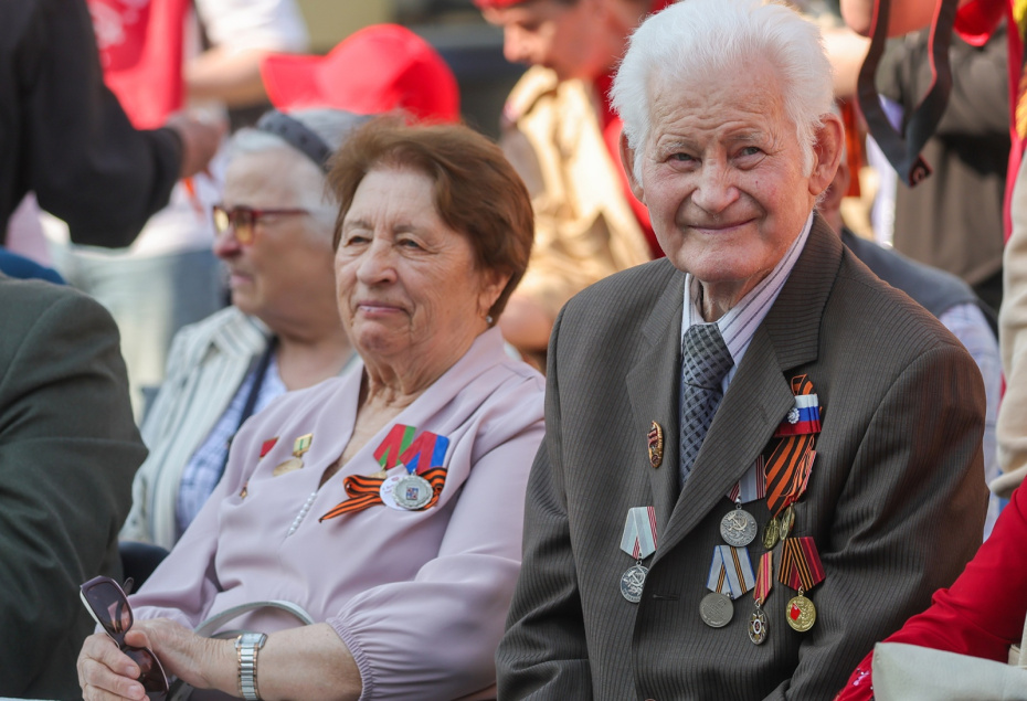 Ветеран РЖД во время патриотической акции «Электропоезд Победы»