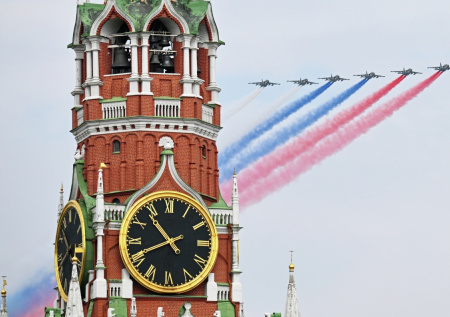 В небе над Москвой появился триколор