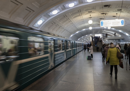 Человек упал на пути на серой ветке метро в Москве