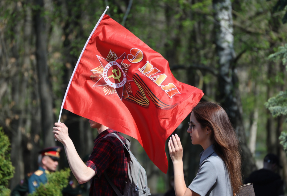 Участники торжественного митинга в МГУ, посвященного 81-й годовщине Победы