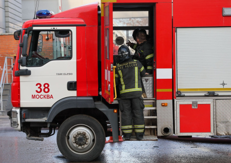 Огонь охватил деревянную церковь и колокольню в подмосковном поселке