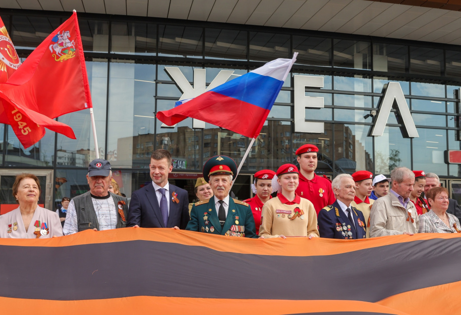 Волонтеры и ветераны развернули 30-метровую георгиевскую ленту в память о тех, кто приближал Великую Победу, во время патриотической акции «Электропоезд Победы» для ветеранов РЖД