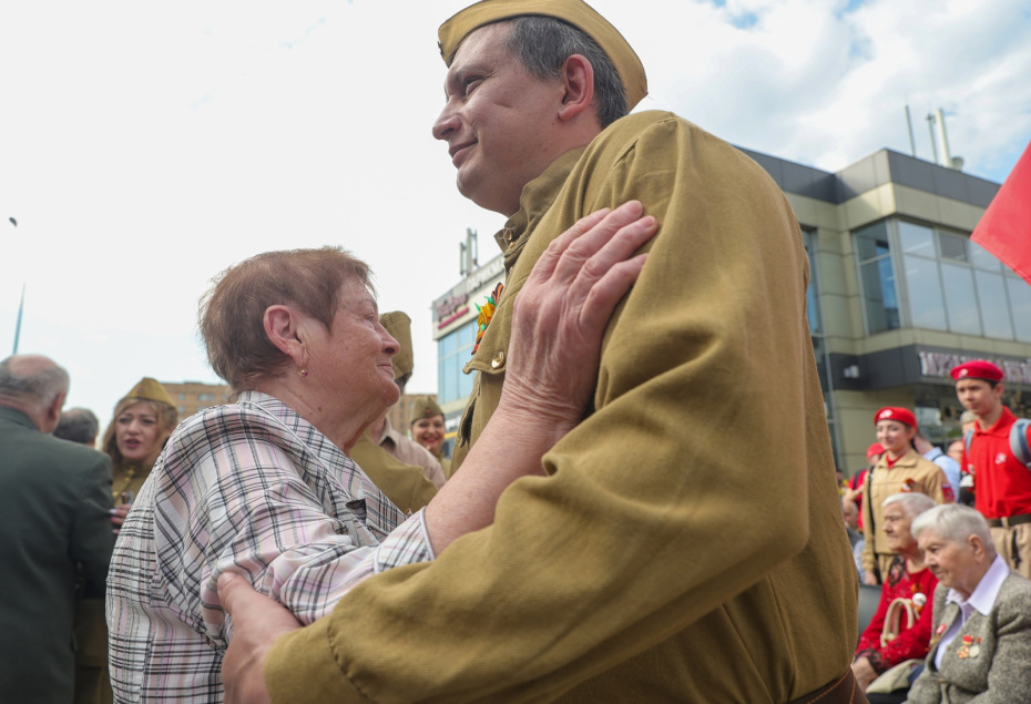 Ветеран РЖД танцует с участницей патриотической акции «Электропоезд Победы»