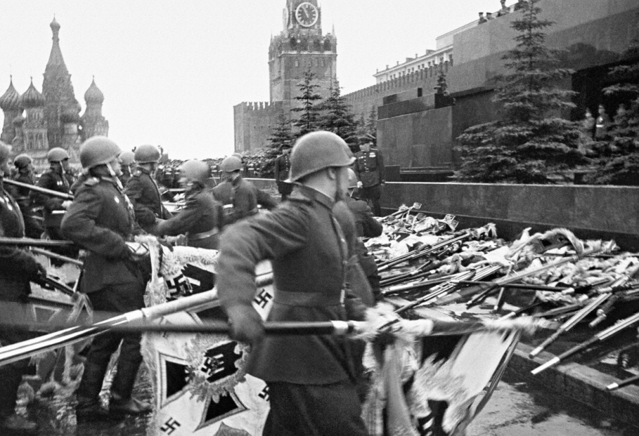 Церемония повержения немецких знамен и штандартов к подножию Мавзолея В.И. Ленина.