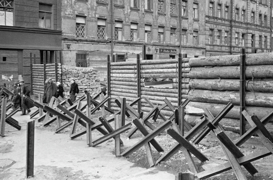 Противотанковые ежи, надолбы и баррикады на въезде в Ленинград