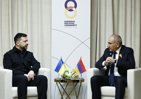 «Настоящий подарок»: Захарова объяснила суть визита Зеленского в Армению