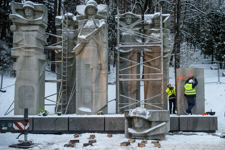 Демонтаж мемориала на месте захоронения солдат Красной армии на Антакальнисском кладбище в Вильнюсе, 2022 год