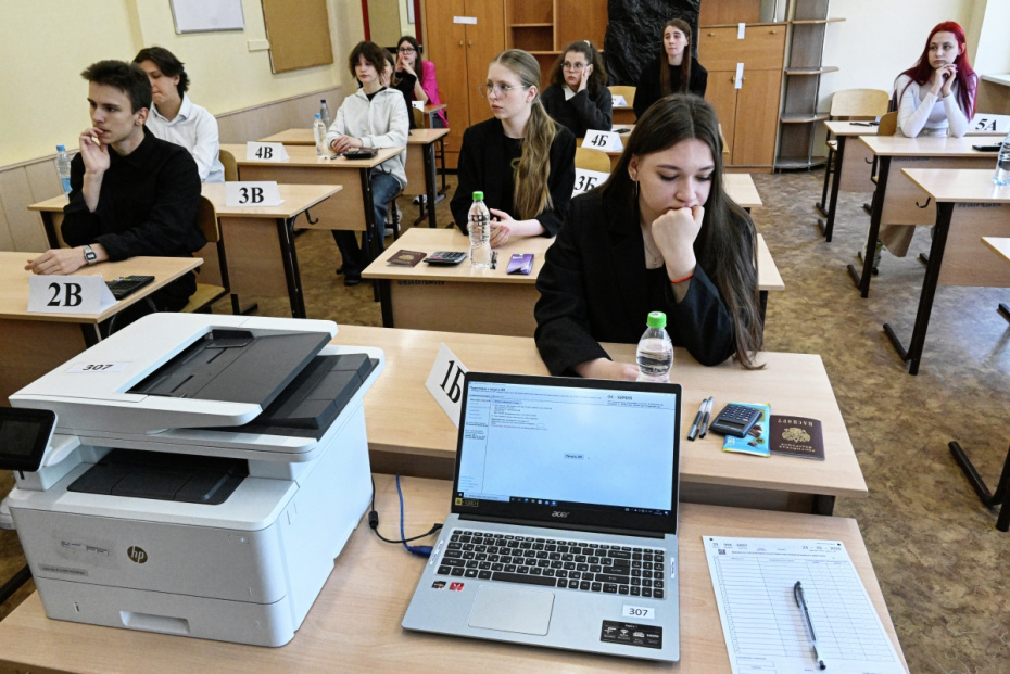 Учащиеся перед сдачей ЕГЭ по химии в гимназии № 2 во Владивостоке