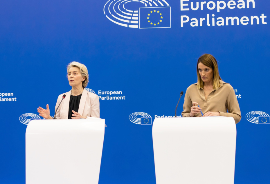 Президент Европейской комиссии Урсула фон дер Ляйен и президент Европейского парламента Роберта Метсола во время пресс-конференции в здании Европейского парламента