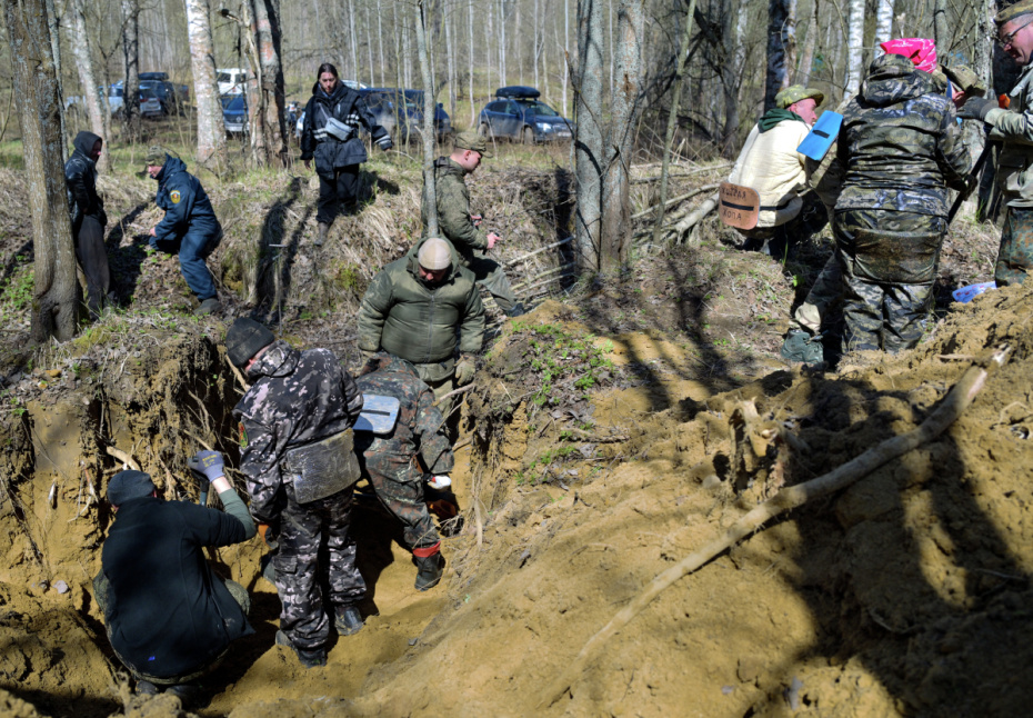 Участники межрегиональной поисковой экспедиции «Волховский фронт. Гайтолово» на месте поисковых работ в Ленинградской области. Цель экспедиции — поиск и увековечение памяти солдат и офицеров Красной армии, погибших при обороне и прорыве блокады Ленинграда