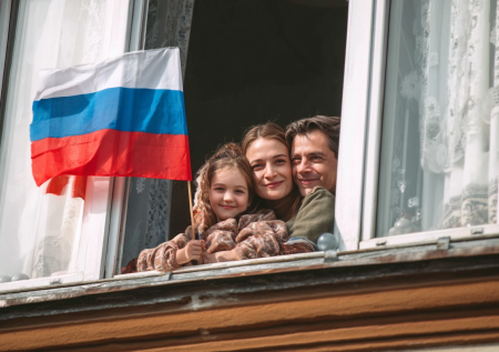 7 идей украшения окон к 9 Мая: трафареты, голуби, звезды и флаг РФ