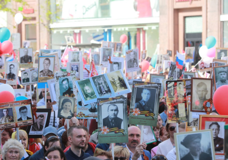 По улицам Парижа прошли со знаменем Победы и флагами СССР