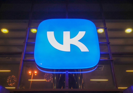 Раздел с ИИ-инструментами «Креативная студия» появился в «VK Рекламе»