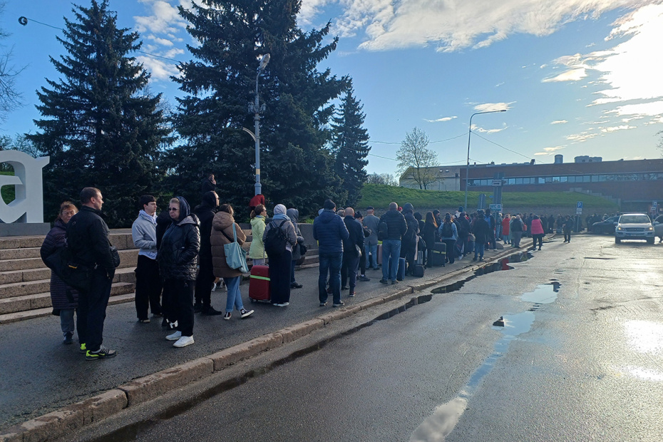 Люди на пограничном переходе в Нарве