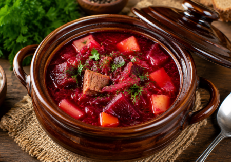 Кладу капусту, картошку и мясо в горшочки — и в духовку: ленивый борщ готовит себя сам